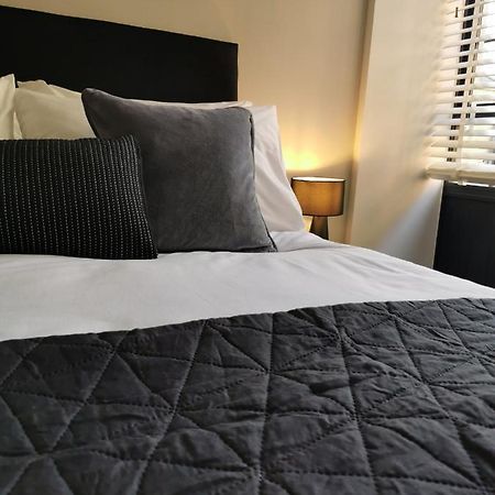 Axiom Apartment - Beautiful Stylish 2 Bed. 첼튼엄 외부 사진
