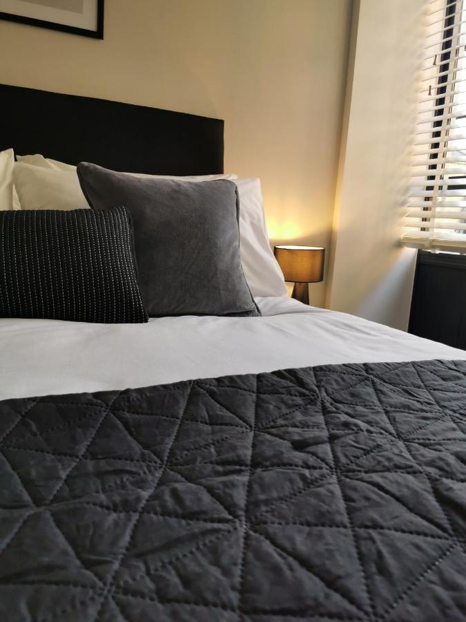 Axiom Apartment - Beautiful Stylish 2 Bed. 첼튼엄 외부 사진