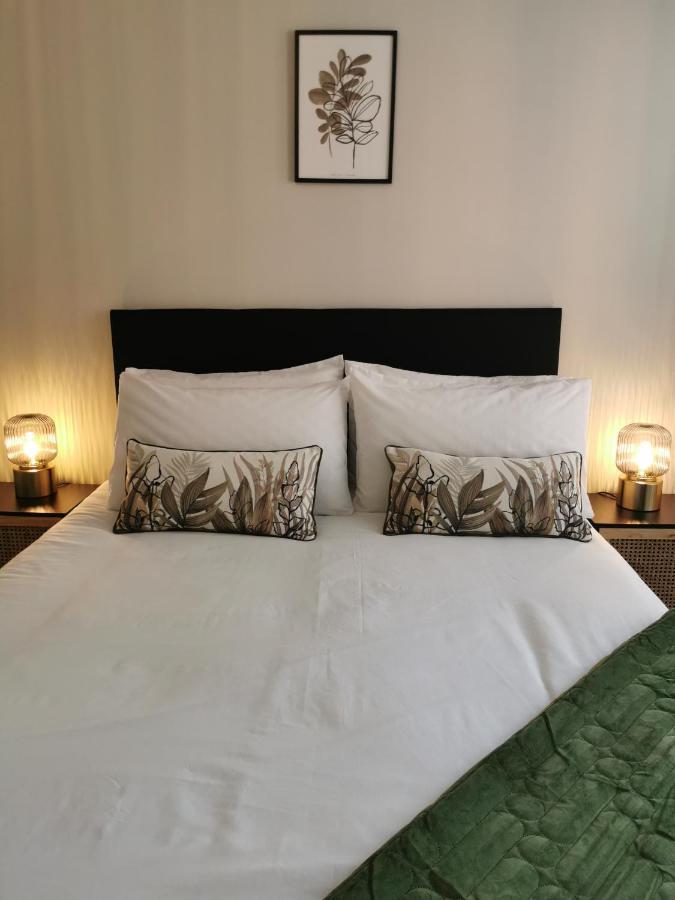 Axiom Apartment - Beautiful Stylish 2 Bed. 첼튼엄 외부 사진
